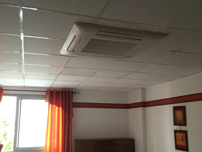 Cassette de climatisation encastrée dans un faux plafond à dalles