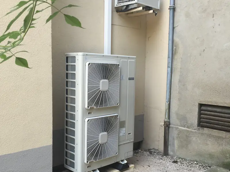 Groupe extérieur Hitachi et groupe de production de froid installés en cour intérieure